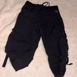 Guess black PREOWNED Utility capri cargo pants. SZ XS